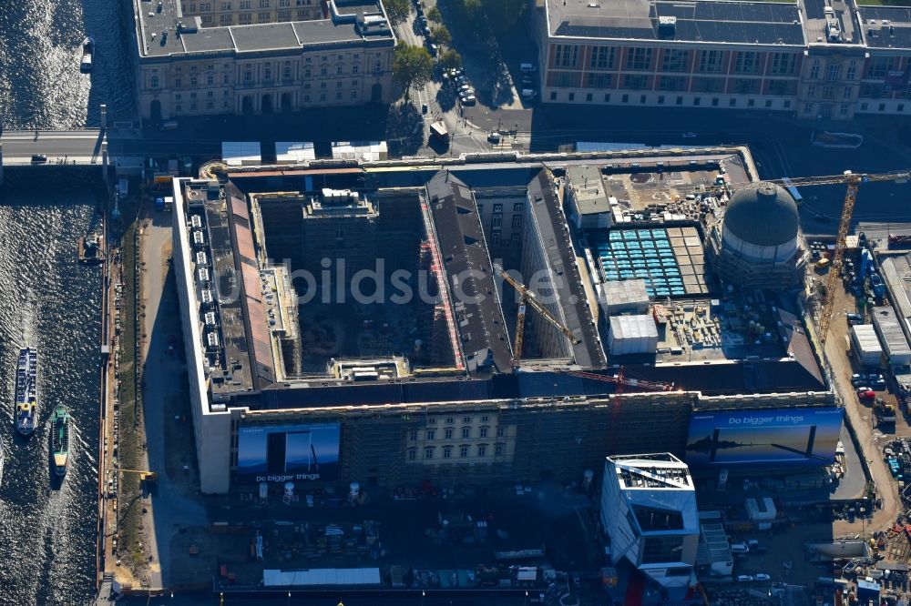 Berlin aus der Vogelperspektive: Umgestaltung des Schlossplatz durch die Baustelle zum Neubau des Humboldt - Forums in Berlin - Mitte