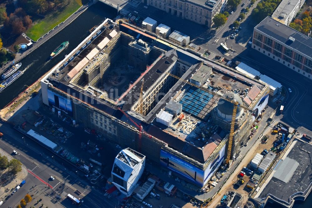 Luftbild Berlin - Umgestaltung des Schlossplatz durch die Baustelle zum Neubau des Humboldt - Forums in Berlin - Mitte