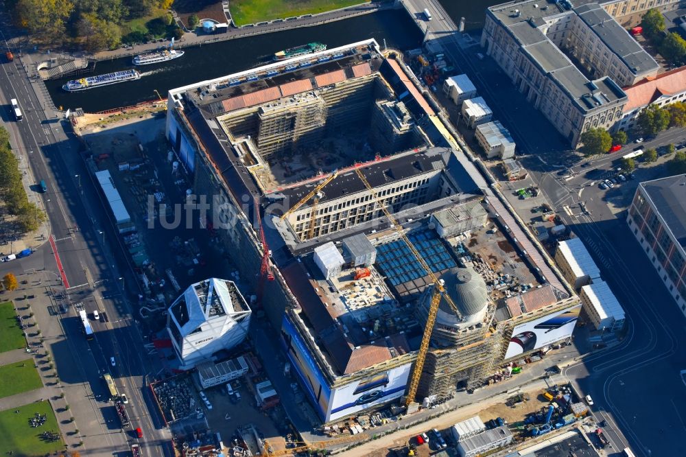 Luftaufnahme Berlin - Umgestaltung des Schlossplatz durch die Baustelle zum Neubau des Humboldt - Forums in Berlin - Mitte