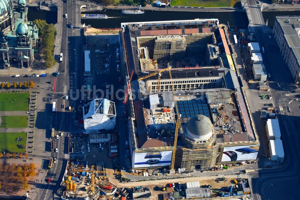 Berlin von oben - Umgestaltung des Schlossplatz durch die Baustelle zum Neubau des Humboldt - Forums in Berlin - Mitte