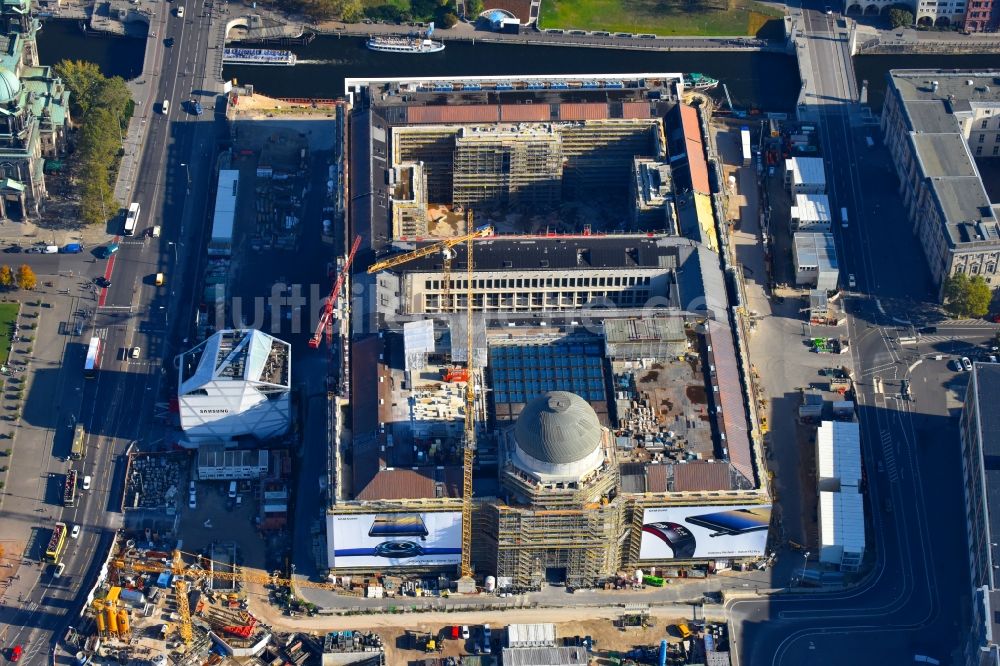 Berlin aus der Vogelperspektive: Umgestaltung des Schlossplatz durch die Baustelle zum Neubau des Humboldt - Forums in Berlin - Mitte