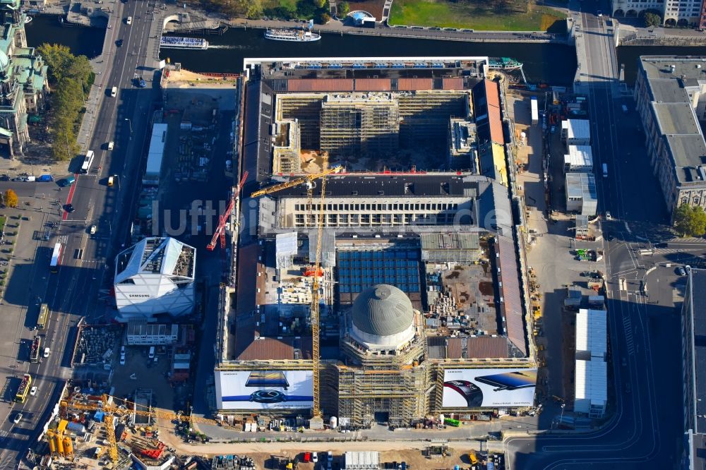 Luftbild Berlin - Umgestaltung des Schlossplatz durch die Baustelle zum Neubau des Humboldt - Forums in Berlin - Mitte