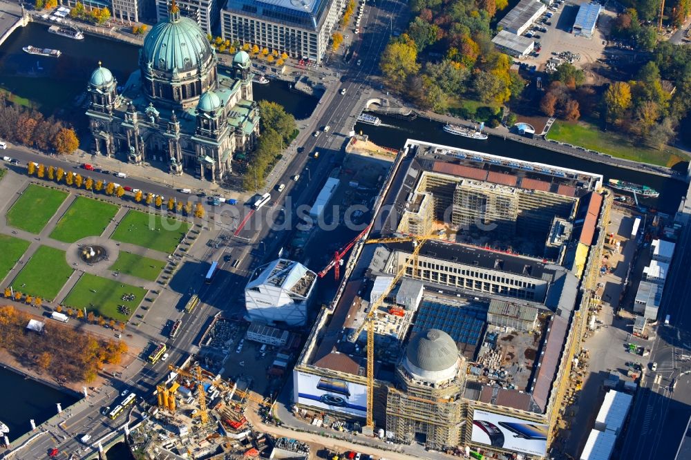 Luftaufnahme Berlin - Umgestaltung des Schlossplatz durch die Baustelle zum Neubau des Humboldt - Forums in Berlin - Mitte