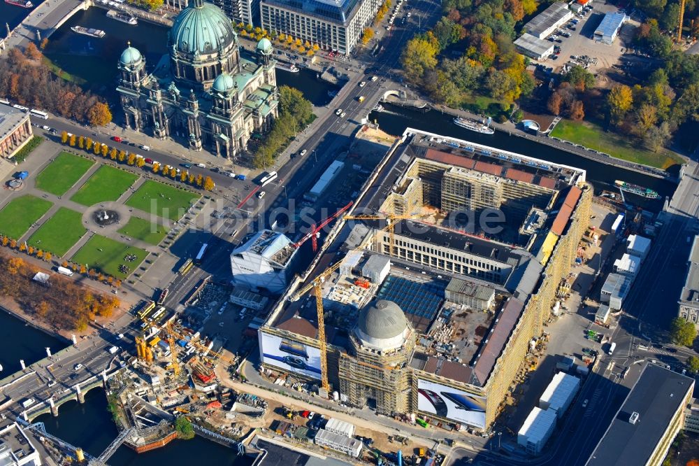 Berlin von oben - Umgestaltung des Schlossplatz durch die Baustelle zum Neubau des Humboldt - Forums in Berlin - Mitte