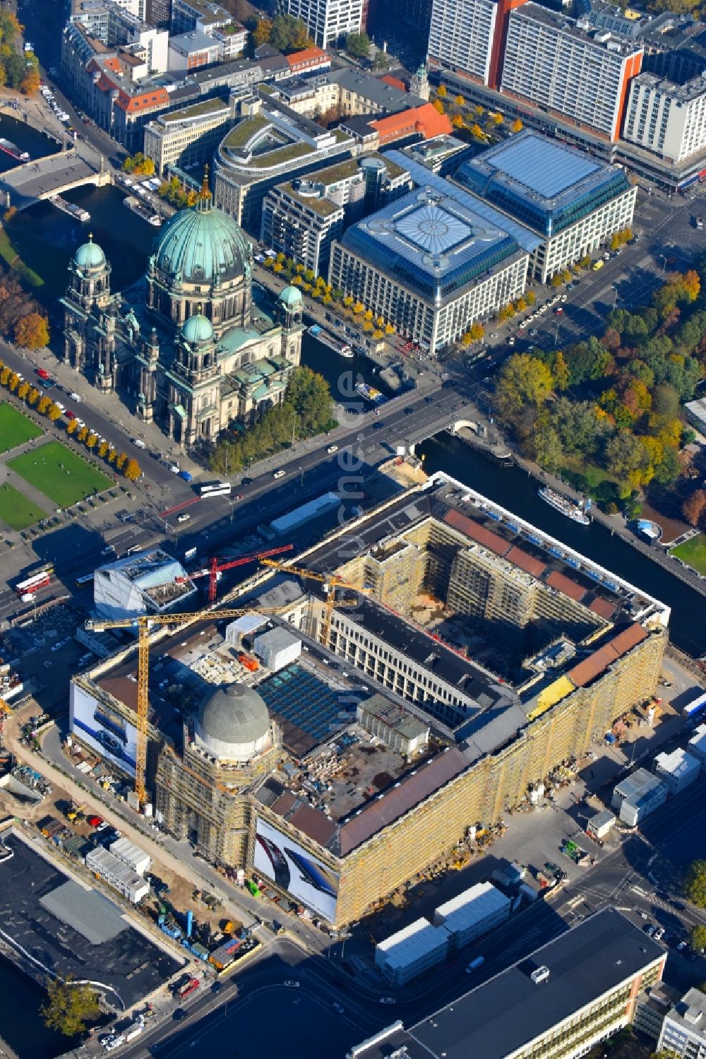 Berlin aus der Vogelperspektive: Umgestaltung des Schlossplatz durch die Baustelle zum Neubau des Humboldt - Forums in Berlin - Mitte