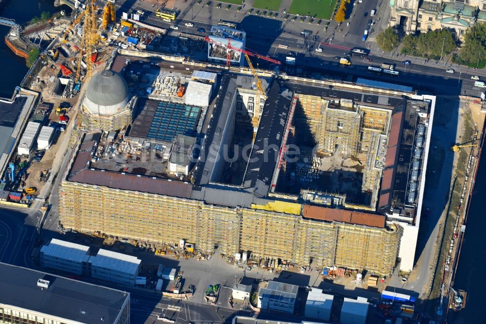 Luftbild Berlin - Umgestaltung des Schlossplatz durch die Baustelle zum Neubau des Humboldt - Forums in Berlin - Mitte