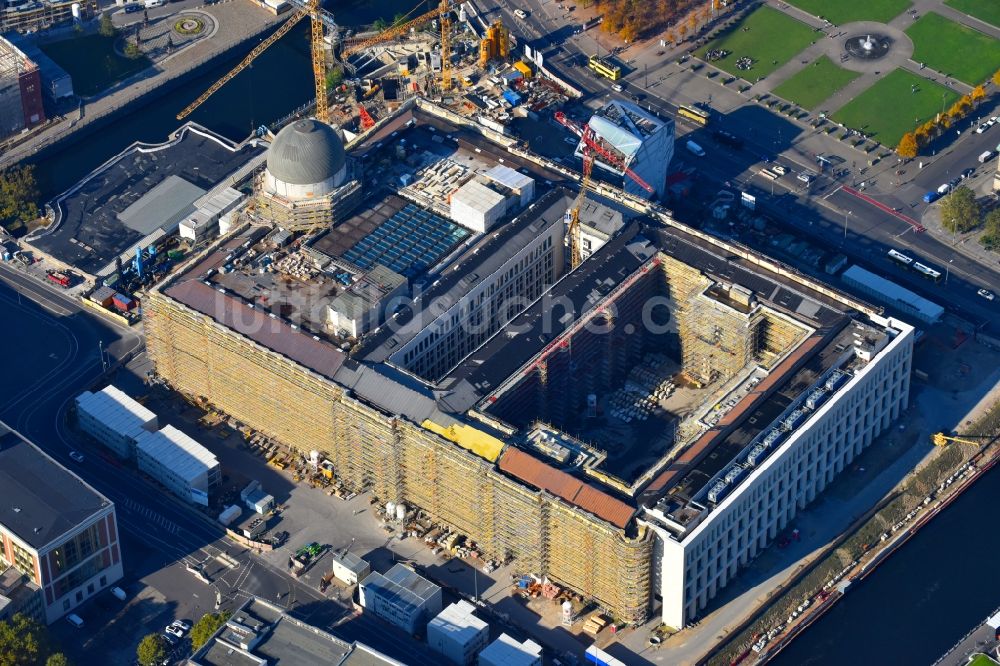 Luftaufnahme Berlin - Umgestaltung des Schlossplatz durch die Baustelle zum Neubau des Humboldt - Forums in Berlin - Mitte