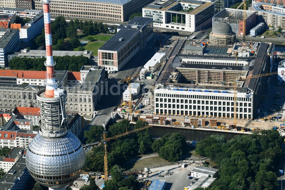 Berlin aus der Vogelperspektive: Umgestaltung des Schlossplatz durch die Baustelle zum Neubau des Humboldt - Forums in Berlin - Mitte