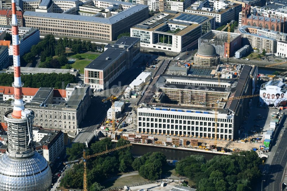 Luftbild Berlin - Umgestaltung des Schlossplatz durch die Baustelle zum Neubau des Humboldt - Forums in Berlin - Mitte