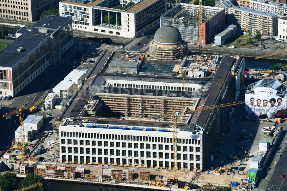 Luftaufnahme Berlin - Umgestaltung des Schlossplatz durch die Baustelle zum Neubau des Humboldt - Forums in Berlin - Mitte