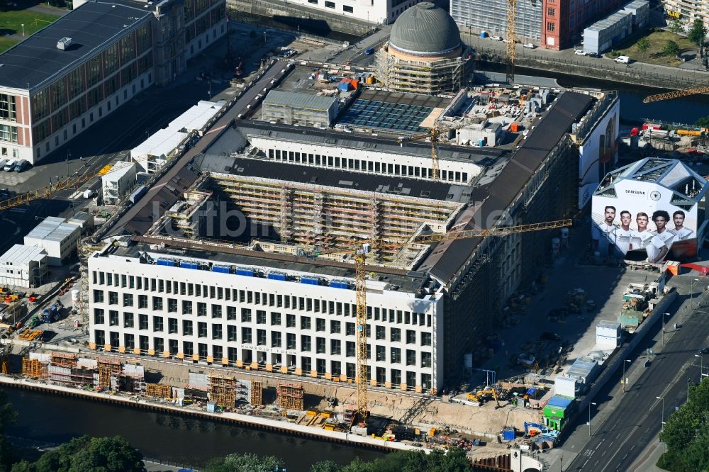 Berlin von oben - Umgestaltung des Schlossplatz durch die Baustelle zum Neubau des Humboldt - Forums in Berlin - Mitte