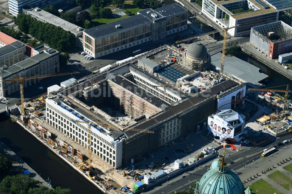 Luftbild Berlin - Umgestaltung des Schlossplatz durch die Baustelle zum Neubau des Humboldt - Forums in Berlin - Mitte