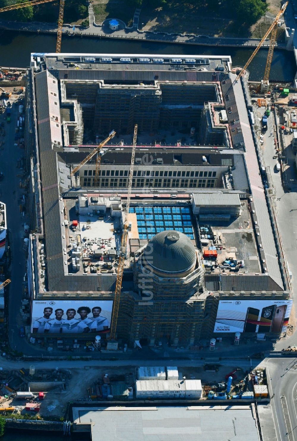 Luftaufnahme Berlin - Umgestaltung des Schlossplatz durch die Baustelle zum Neubau des Humboldt - Forums in Berlin - Mitte