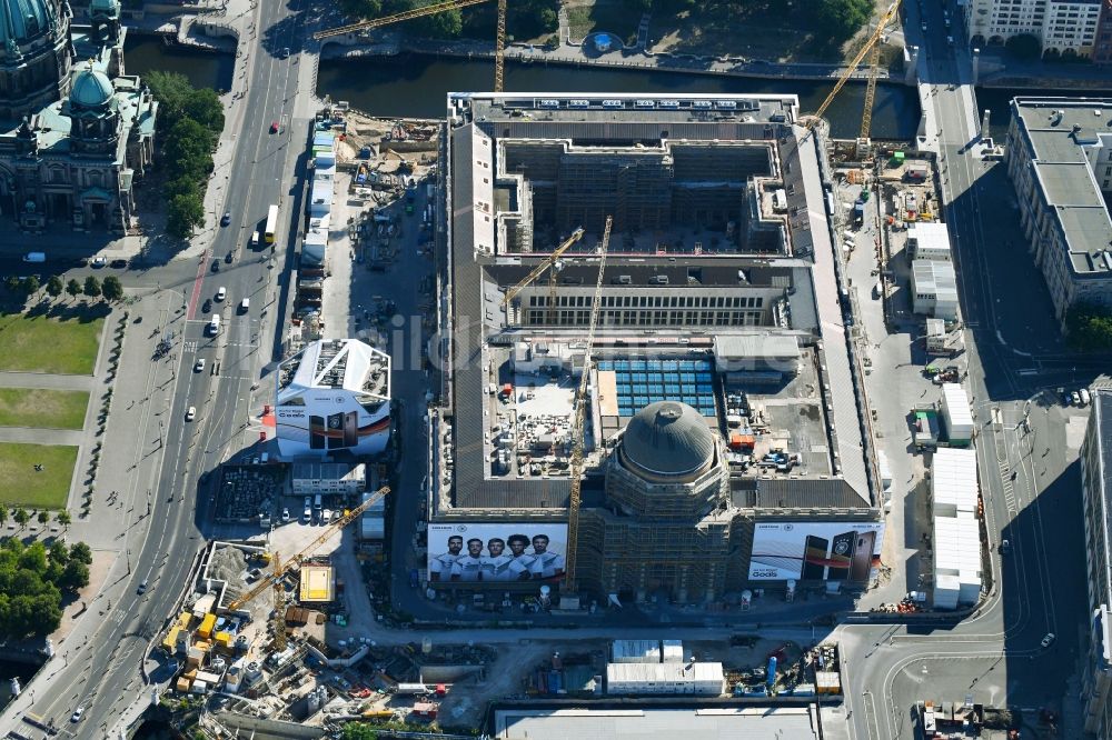 Berlin von oben - Umgestaltung des Schlossplatz durch die Baustelle zum Neubau des Humboldt - Forums in Berlin - Mitte