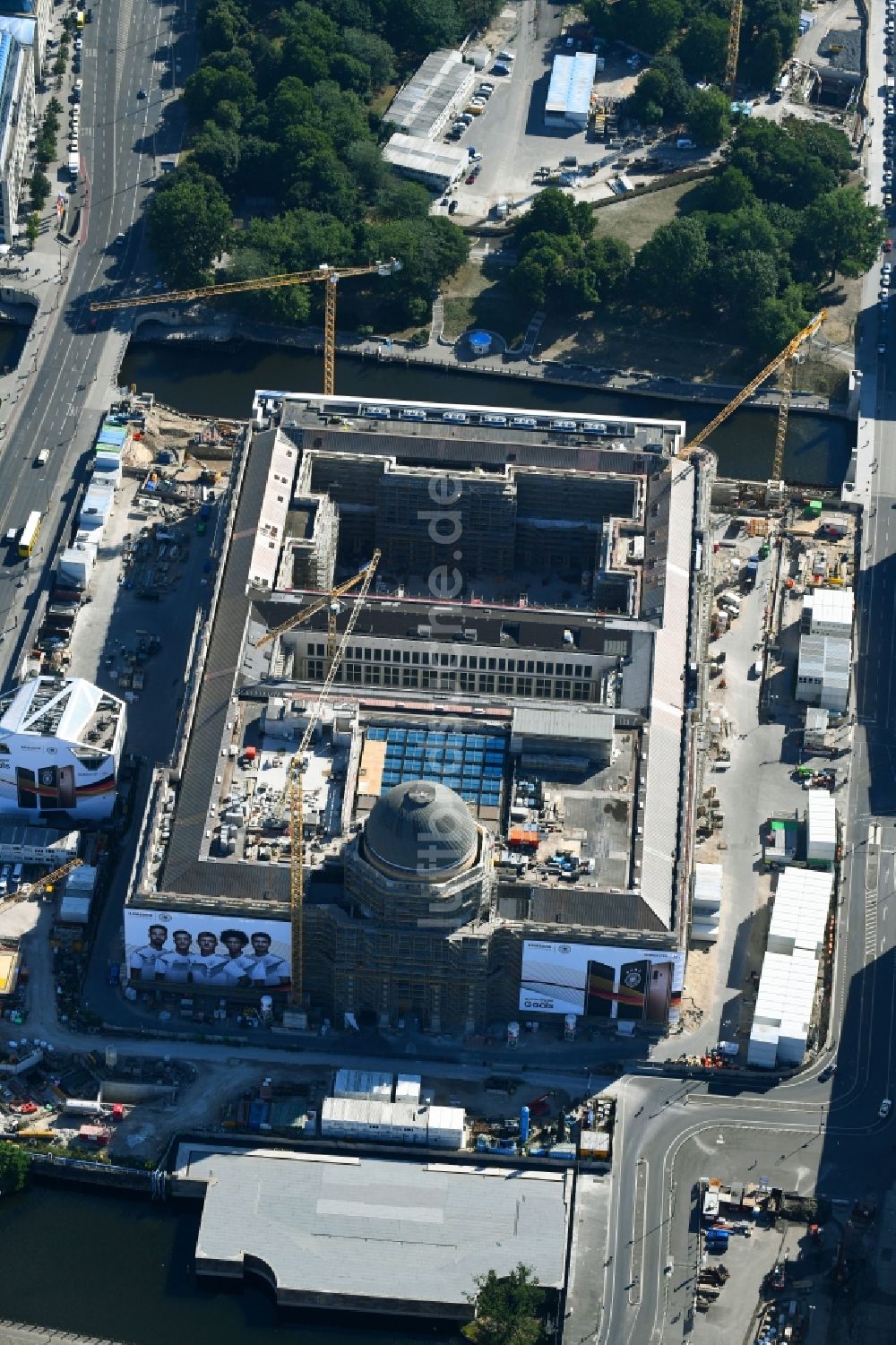 Berlin aus der Vogelperspektive: Umgestaltung des Schlossplatz durch die Baustelle zum Neubau des Humboldt - Forums in Berlin - Mitte