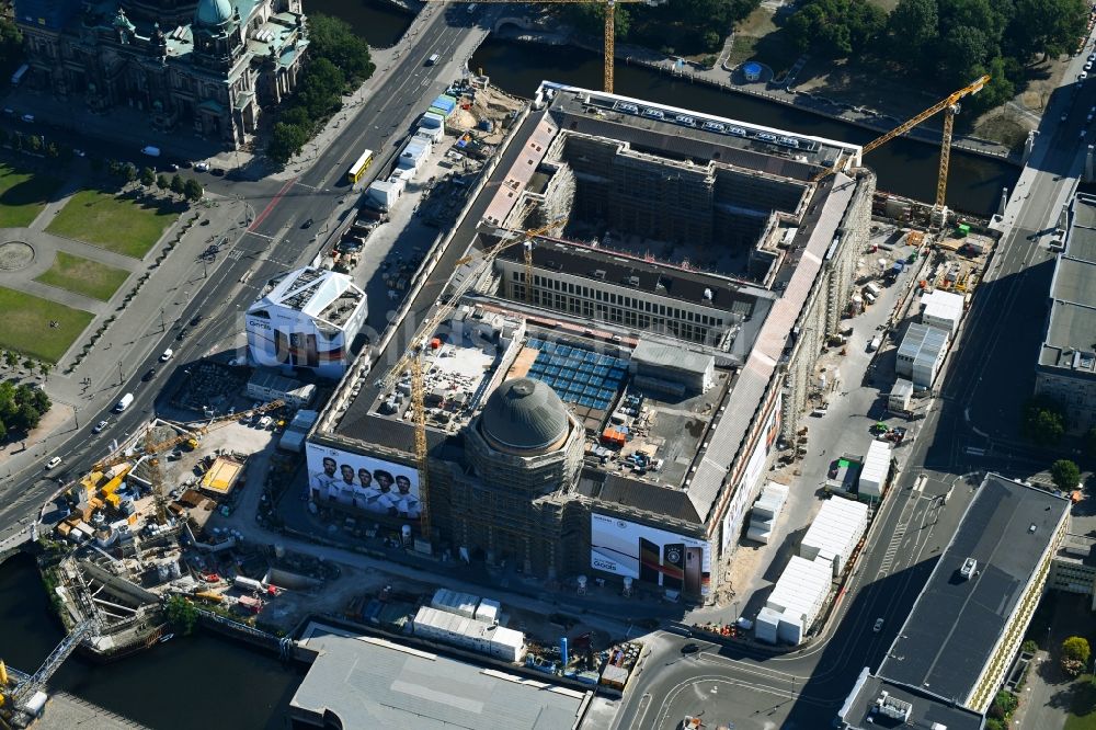 Luftbild Berlin - Umgestaltung des Schlossplatz durch die Baustelle zum Neubau des Humboldt - Forums in Berlin - Mitte