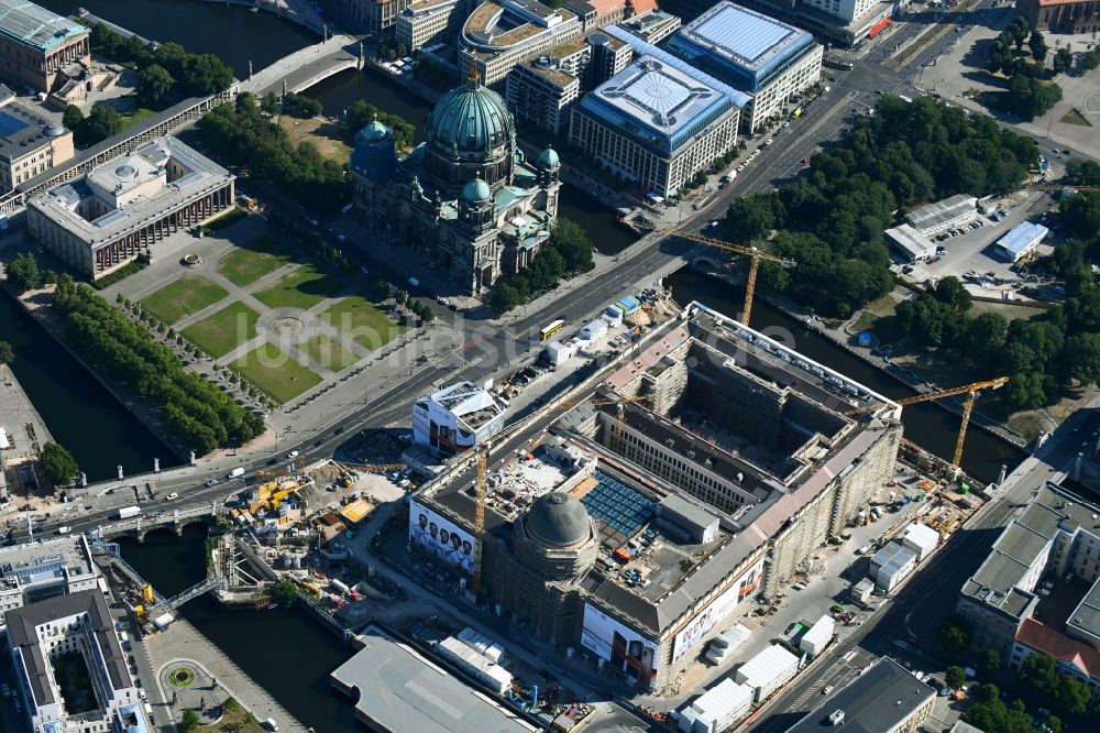 Luftaufnahme Berlin - Umgestaltung des Schlossplatz durch die Baustelle zum Neubau des Humboldt - Forums in Berlin - Mitte