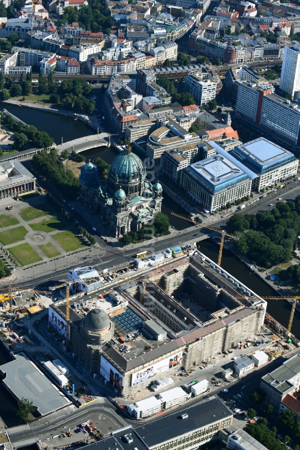 Berlin von oben - Umgestaltung des Schlossplatz durch die Baustelle zum Neubau des Humboldt - Forums in Berlin - Mitte