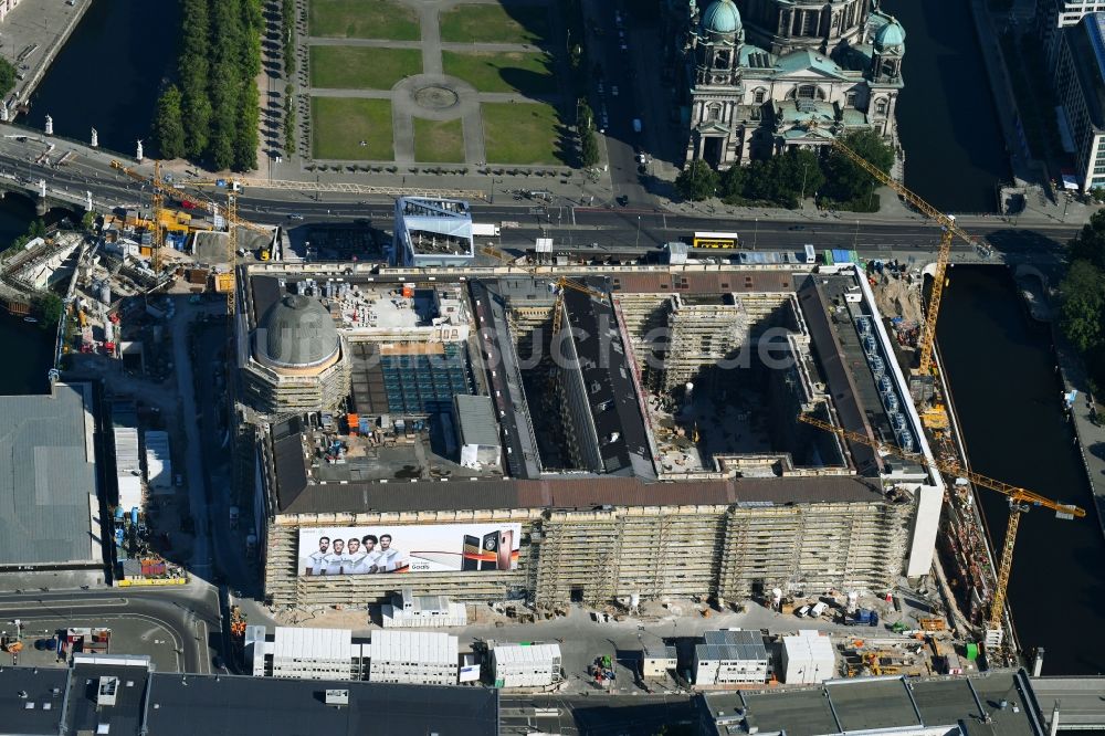 Berlin aus der Vogelperspektive: Umgestaltung des Schlossplatz durch die Baustelle zum Neubau des Humboldt - Forums in Berlin - Mitte