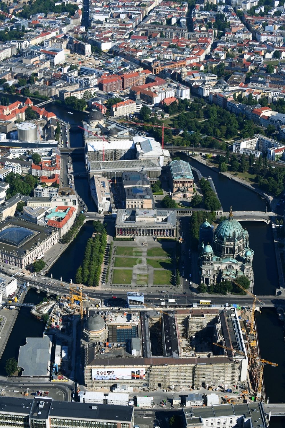 Luftbild Berlin - Umgestaltung des Schlossplatz durch die Baustelle zum Neubau des Humboldt - Forums in Berlin - Mitte