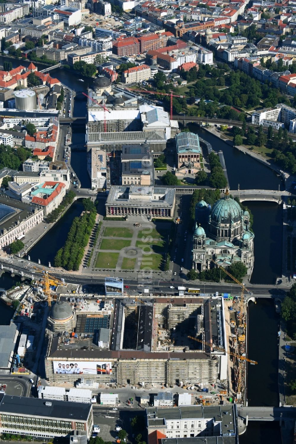 Luftaufnahme Berlin - Umgestaltung des Schlossplatz durch die Baustelle zum Neubau des Humboldt - Forums in Berlin - Mitte