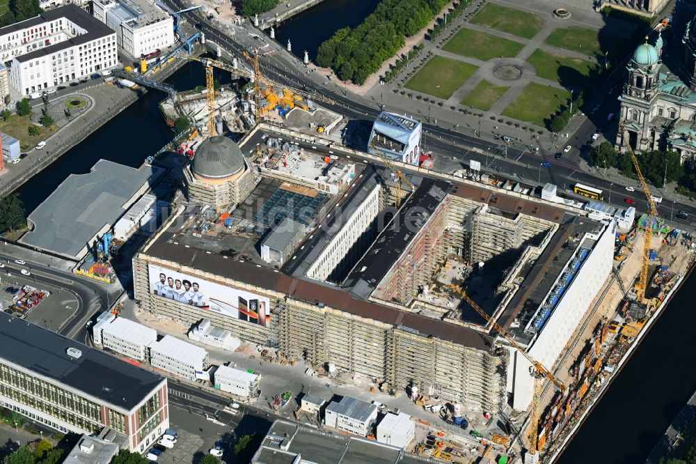 Berlin von oben - Umgestaltung des Schlossplatz durch die Baustelle zum Neubau des Humboldt - Forums in Berlin - Mitte