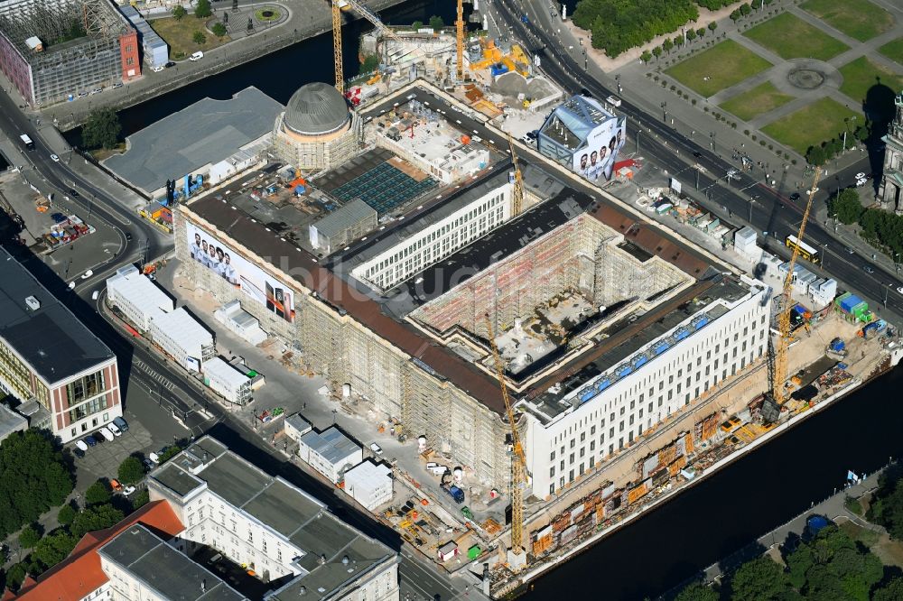 Luftbild Berlin - Umgestaltung des Schlossplatz durch die Baustelle zum Neubau des Humboldt - Forums in Berlin - Mitte