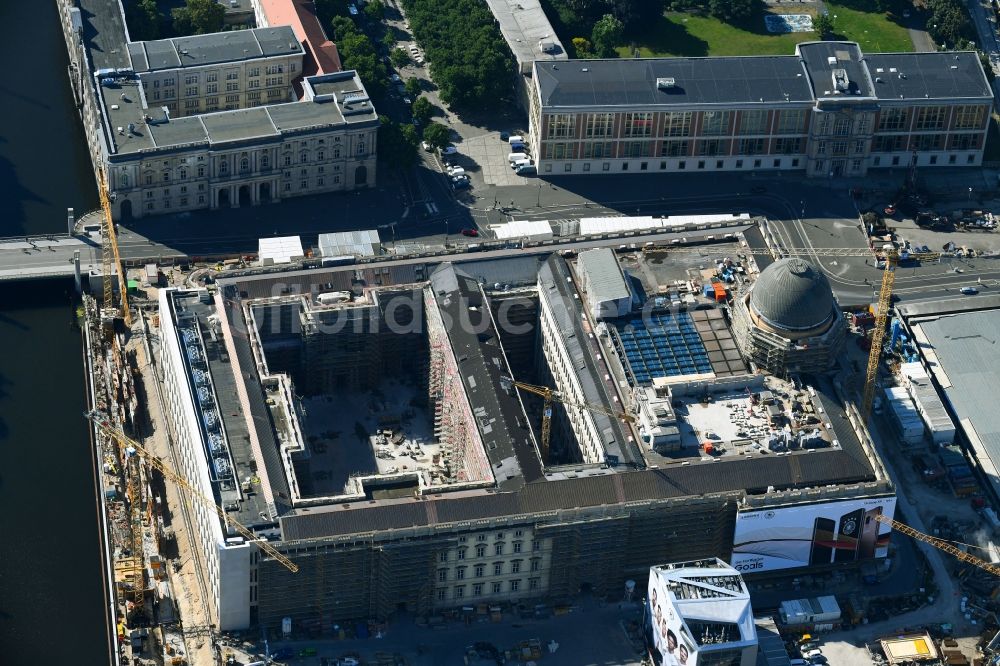 Luftaufnahme Berlin - Umgestaltung des Schlossplatz durch die Baustelle zum Neubau des Humboldt - Forums in Berlin - Mitte