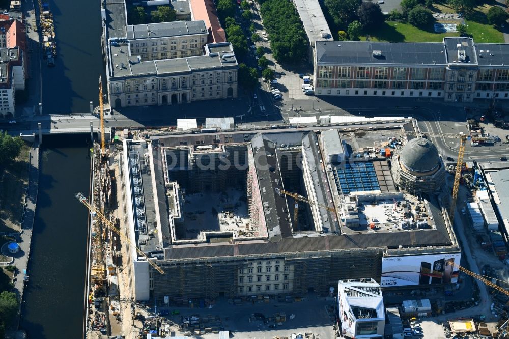 Berlin von oben - Umgestaltung des Schlossplatz durch die Baustelle zum Neubau des Humboldt - Forums in Berlin - Mitte