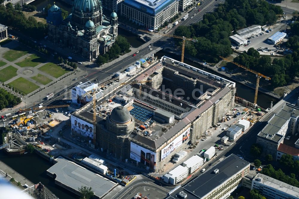 Berlin von oben - Umgestaltung des Schlossplatz durch die Baustelle zum Neubau des Humboldt - Forums in Berlin - Mitte