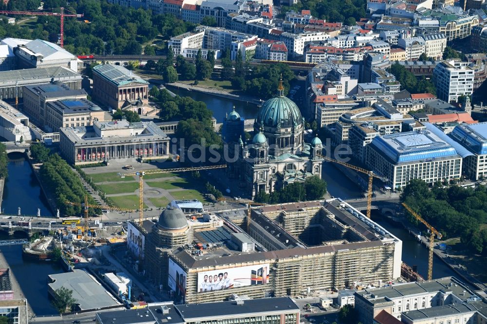 Luftaufnahme Berlin - Umgestaltung des Schlossplatz durch die Baustelle zum Neubau des Humboldt - Forums in Berlin - Mitte