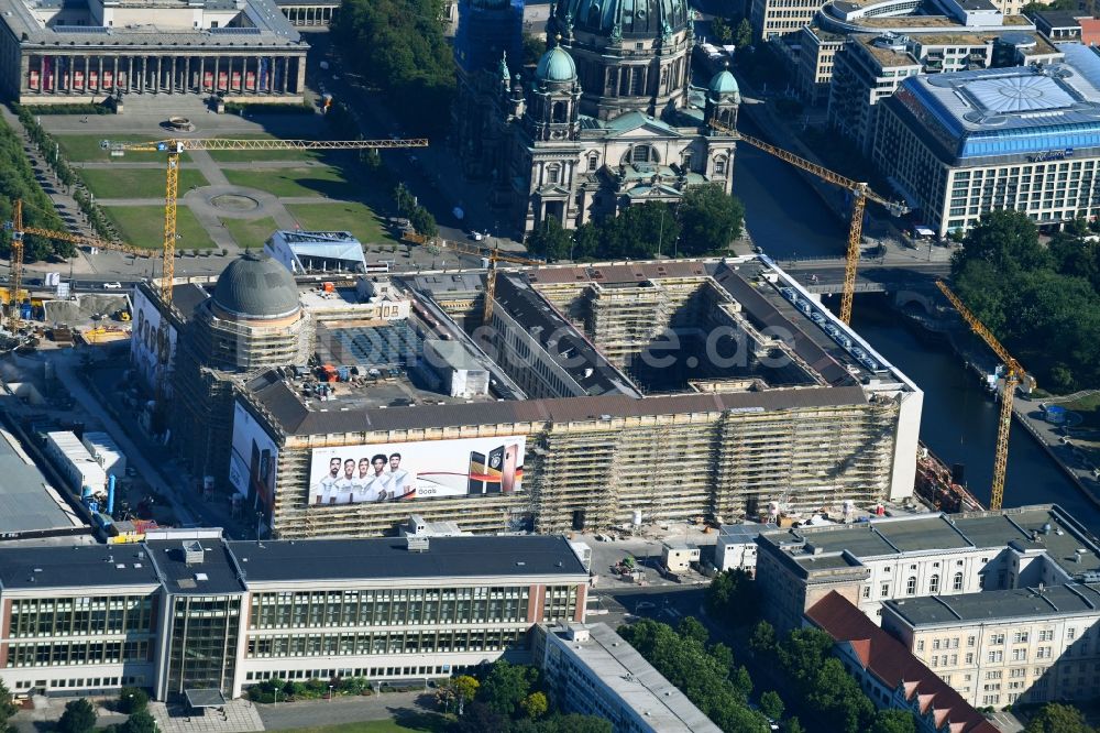 Berlin von oben - Umgestaltung des Schlossplatz durch die Baustelle zum Neubau des Humboldt - Forums in Berlin - Mitte