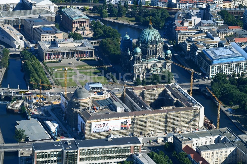 Berlin aus der Vogelperspektive: Umgestaltung des Schlossplatz durch die Baustelle zum Neubau des Humboldt - Forums in Berlin - Mitte