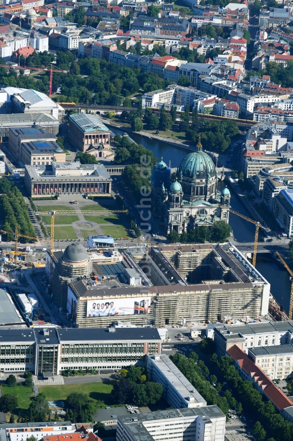 Luftbild Berlin - Umgestaltung des Schlossplatz durch die Baustelle zum Neubau des Humboldt - Forums in Berlin - Mitte