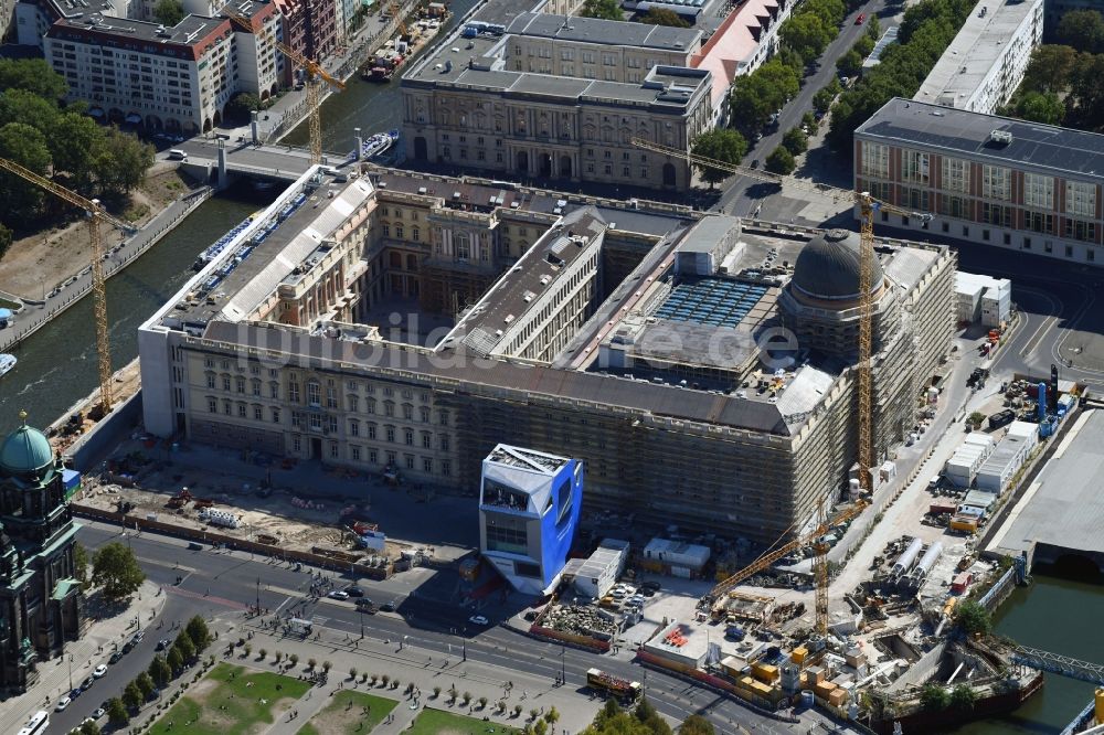 Luftbild Berlin - Umgestaltung des Schlossplatz durch die Baustelle zum Neubau des Humboldt - Forums in Berlin - Mitte