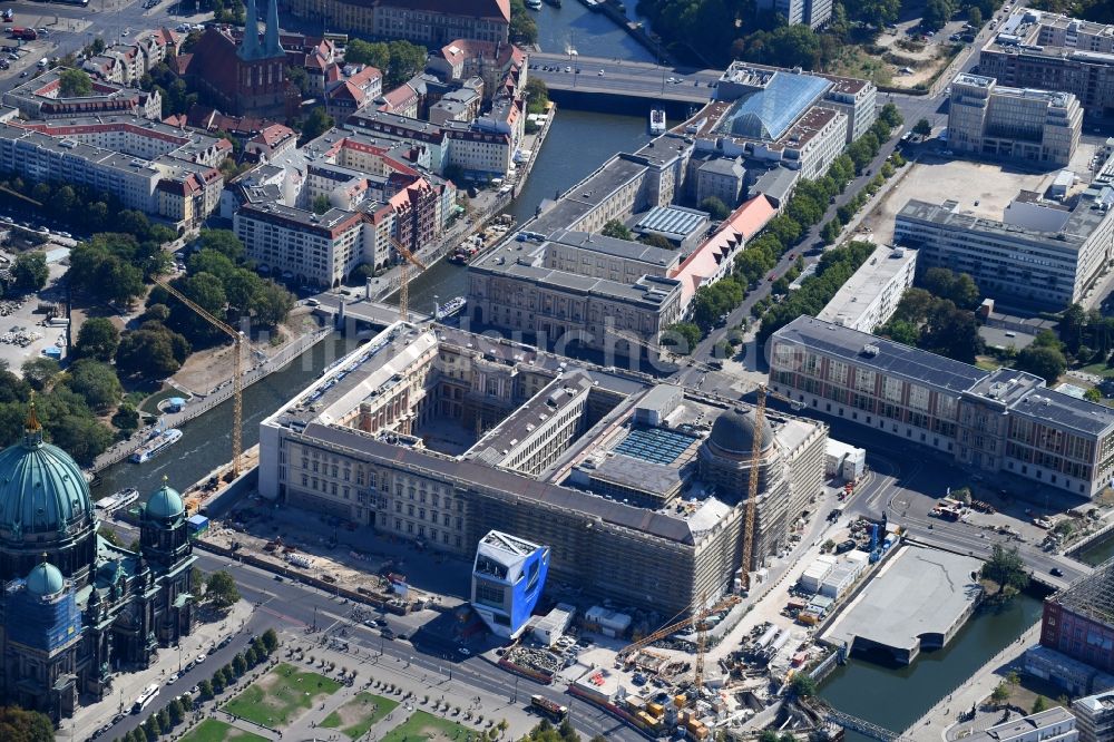 Luftaufnahme Berlin - Umgestaltung des Schlossplatz durch die Baustelle zum Neubau des Humboldt - Forums in Berlin - Mitte