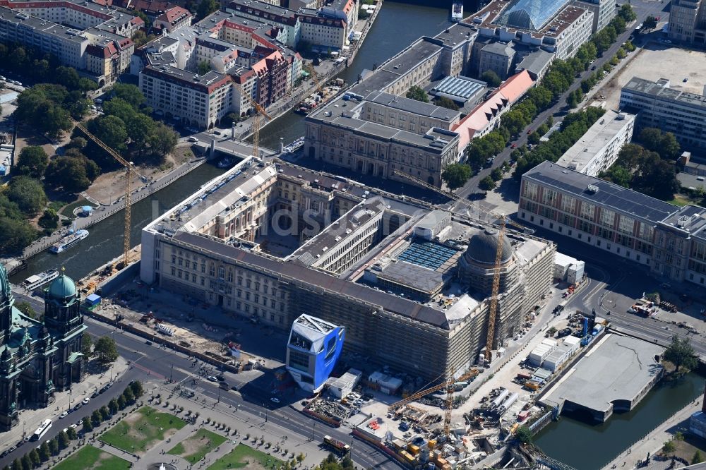 Berlin von oben - Umgestaltung des Schlossplatz durch die Baustelle zum Neubau des Humboldt - Forums in Berlin - Mitte