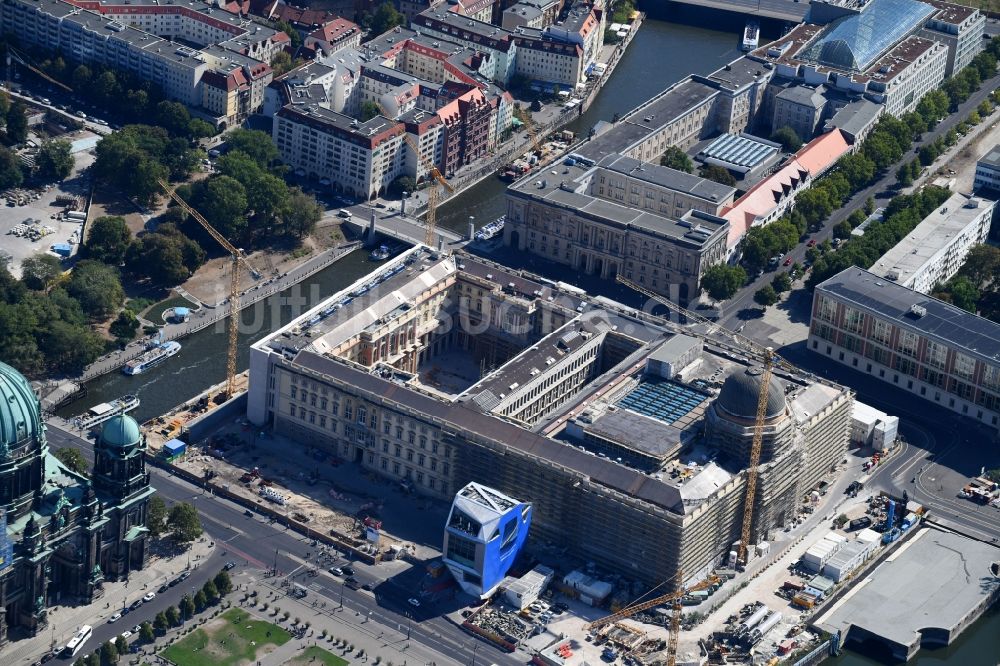 Berlin aus der Vogelperspektive: Umgestaltung des Schlossplatz durch die Baustelle zum Neubau des Humboldt - Forums in Berlin - Mitte