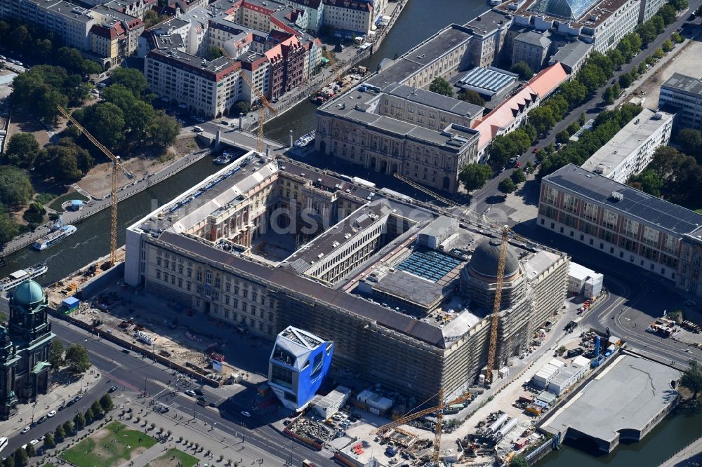 Luftbild Berlin - Umgestaltung des Schlossplatz durch die Baustelle zum Neubau des Humboldt - Forums in Berlin - Mitte