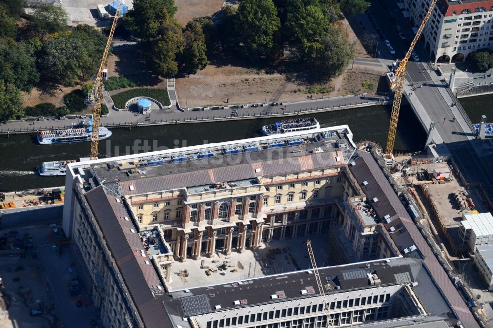 Luftaufnahme Berlin - Umgestaltung des Schlossplatz durch die Baustelle zum Neubau des Humboldt - Forums in Berlin - Mitte