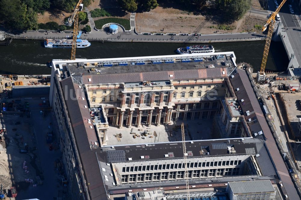 Berlin von oben - Umgestaltung des Schlossplatz durch die Baustelle zum Neubau des Humboldt - Forums in Berlin - Mitte