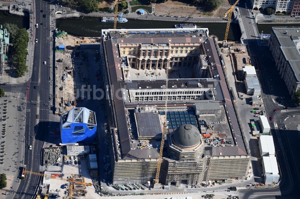 Berlin aus der Vogelperspektive: Umgestaltung des Schlossplatz durch die Baustelle zum Neubau des Humboldt - Forums in Berlin - Mitte