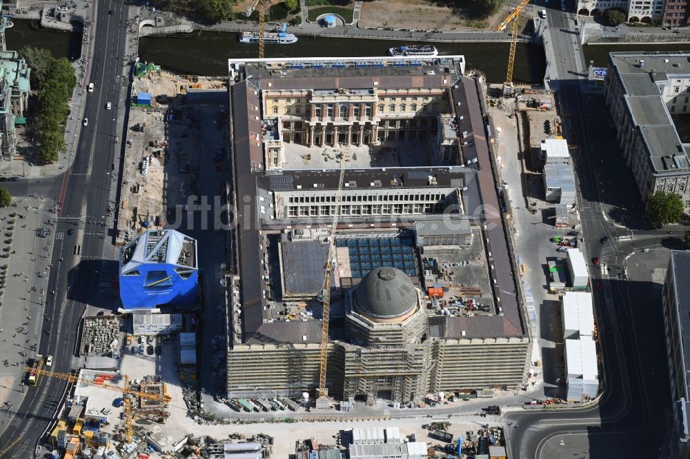 Luftbild Berlin - Umgestaltung des Schlossplatz durch die Baustelle zum Neubau des Humboldt - Forums in Berlin - Mitte