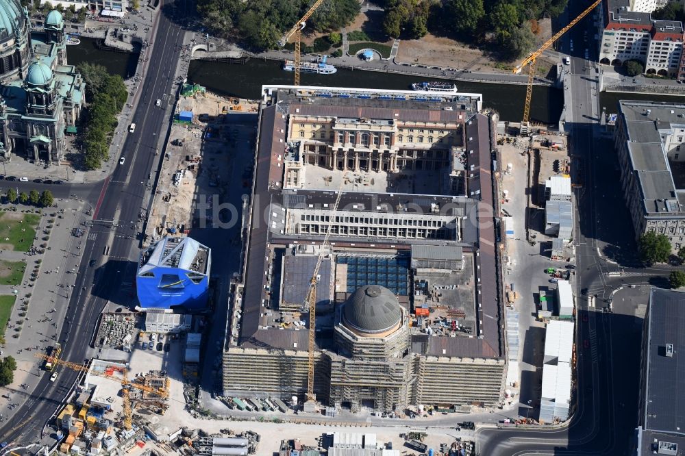 Luftaufnahme Berlin - Umgestaltung des Schlossplatz durch die Baustelle zum Neubau des Humboldt - Forums in Berlin - Mitte