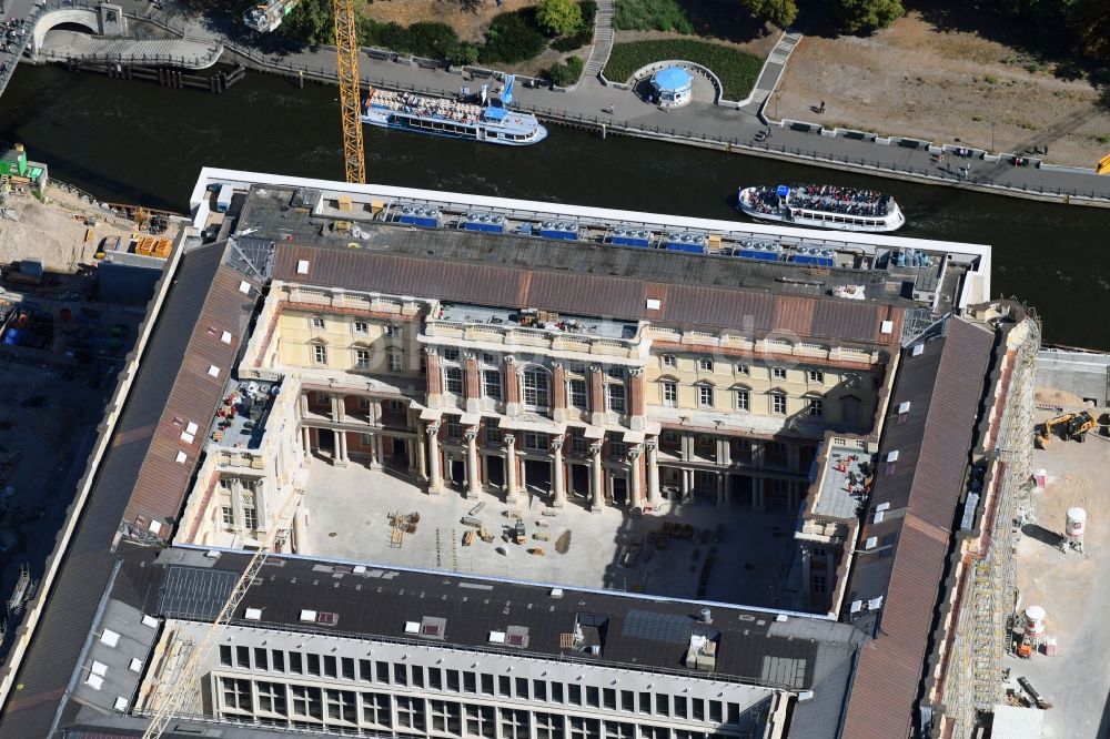 Berlin von oben - Umgestaltung des Schlossplatz durch die Baustelle zum Neubau des Humboldt - Forums in Berlin - Mitte