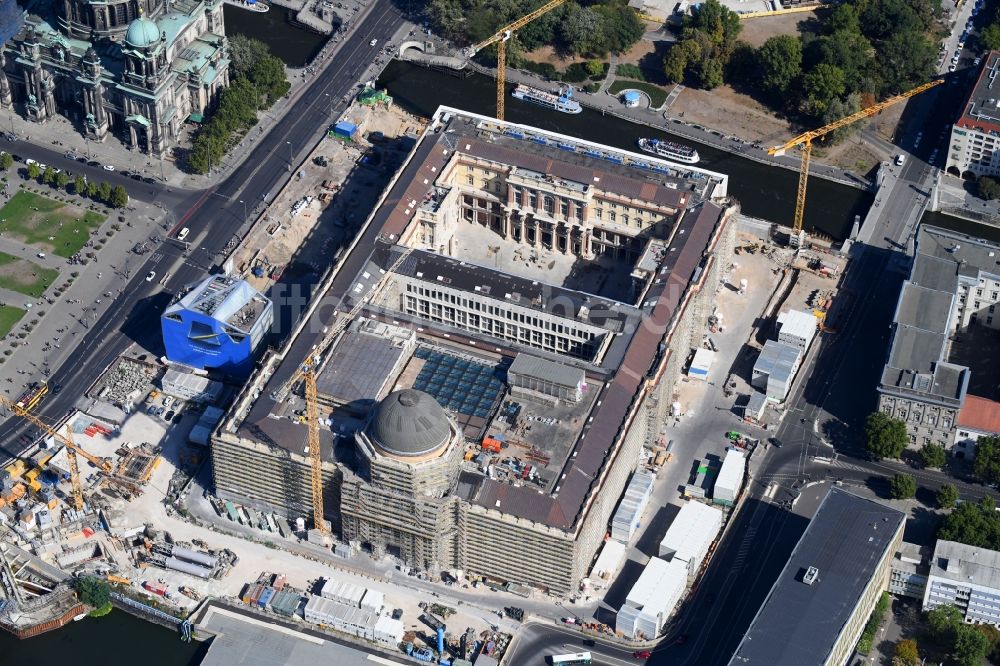 Berlin aus der Vogelperspektive: Umgestaltung des Schlossplatz durch die Baustelle zum Neubau des Humboldt - Forums in Berlin - Mitte