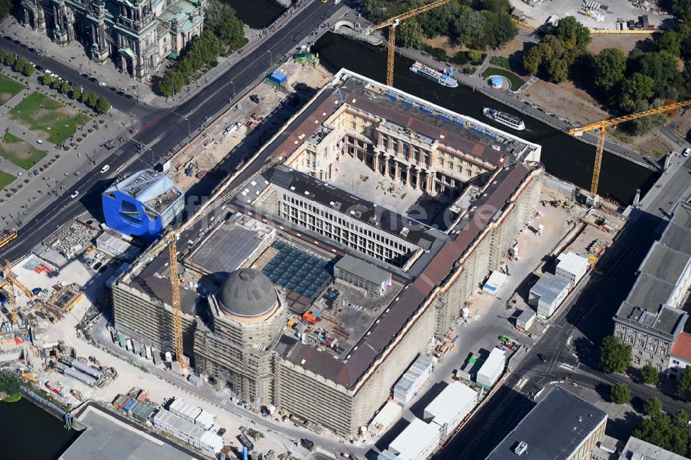 Luftbild Berlin - Umgestaltung des Schlossplatz durch die Baustelle zum Neubau des Humboldt - Forums in Berlin - Mitte