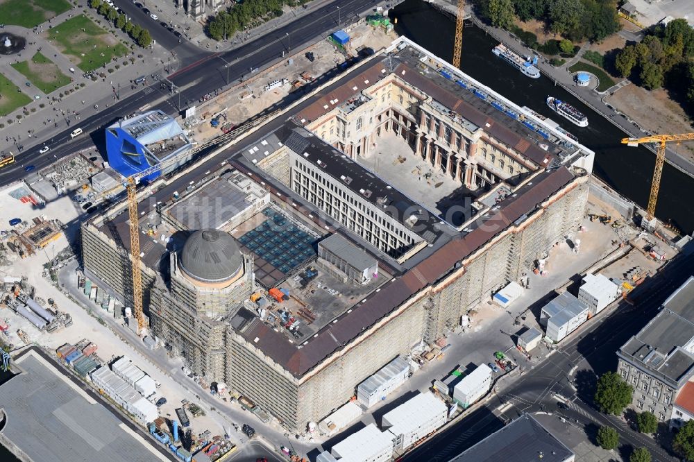 Luftaufnahme Berlin - Umgestaltung des Schlossplatz durch die Baustelle zum Neubau des Humboldt - Forums in Berlin - Mitte