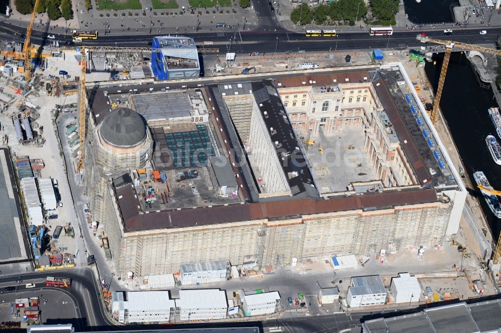 Berlin von oben - Umgestaltung des Schlossplatz durch die Baustelle zum Neubau des Humboldt - Forums in Berlin - Mitte