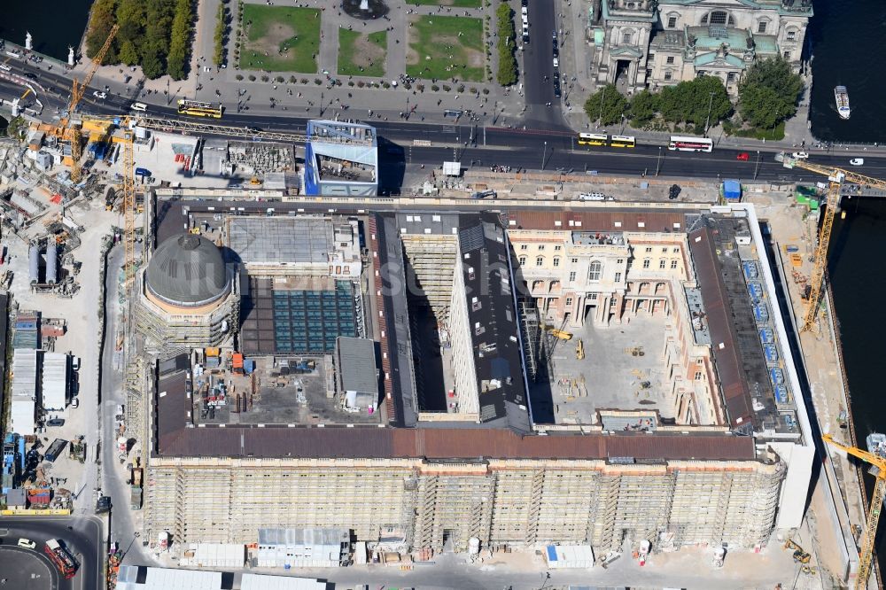 Berlin aus der Vogelperspektive: Umgestaltung des Schlossplatz durch die Baustelle zum Neubau des Humboldt - Forums in Berlin - Mitte